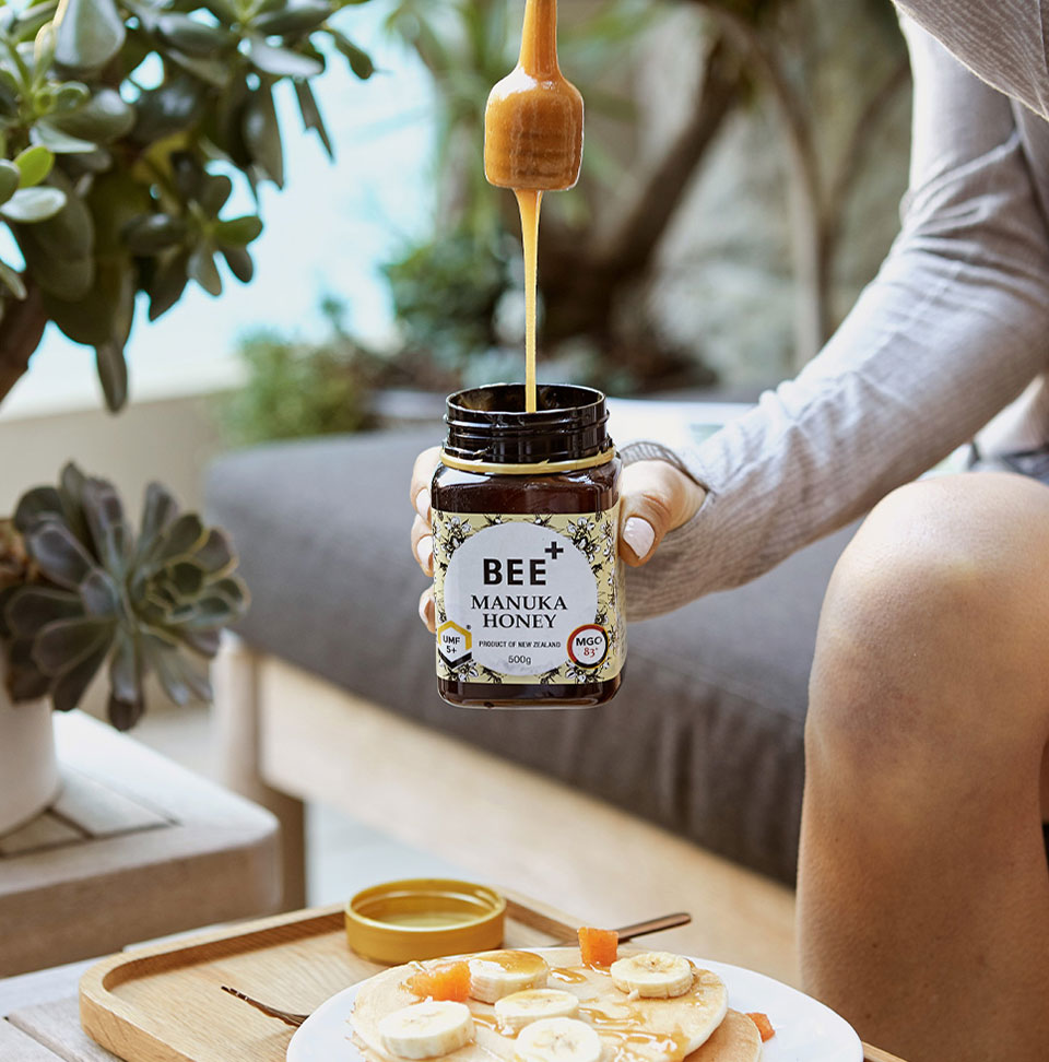 Dipping-Bee-honey-from-the-jar